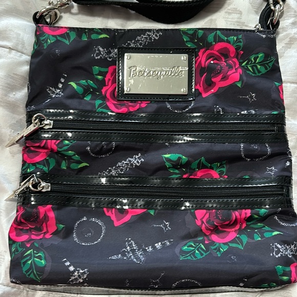 Perfect crossbody for traveling or daily use - Picture 1 of 8